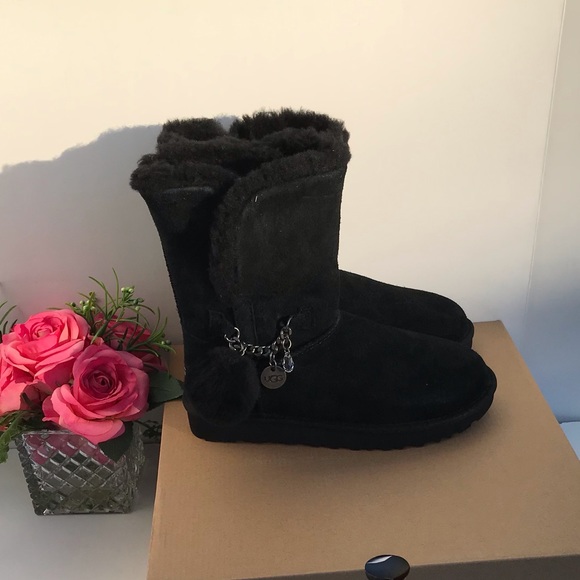 UGG Classic Short Charm - Picture 2 of 8